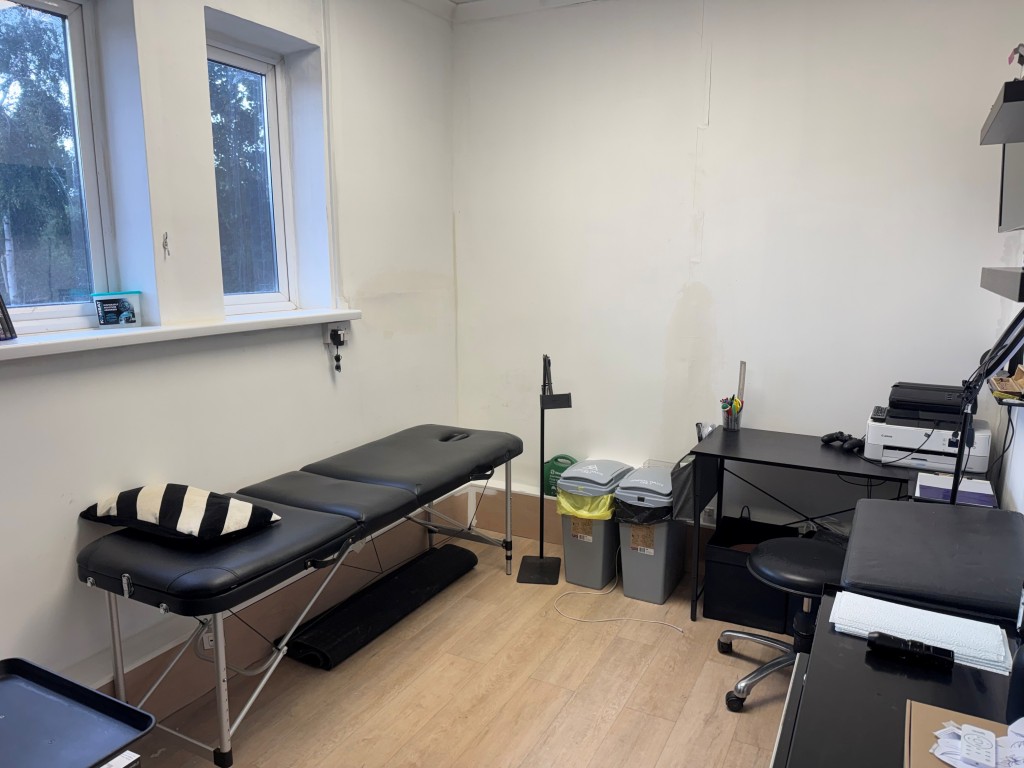 Lot: 89 - FREEHOLD FOUR STOREY MIXED COMMERCIAL AND RESIDENTIAL INVESTMENT - A Treatment room to the rear